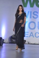 Shazahn Padamsee at Global peac fashion show by Neeta Lulla at Welingkar Institute in Mumbai on 26th Nov 2012 (188).JPG
